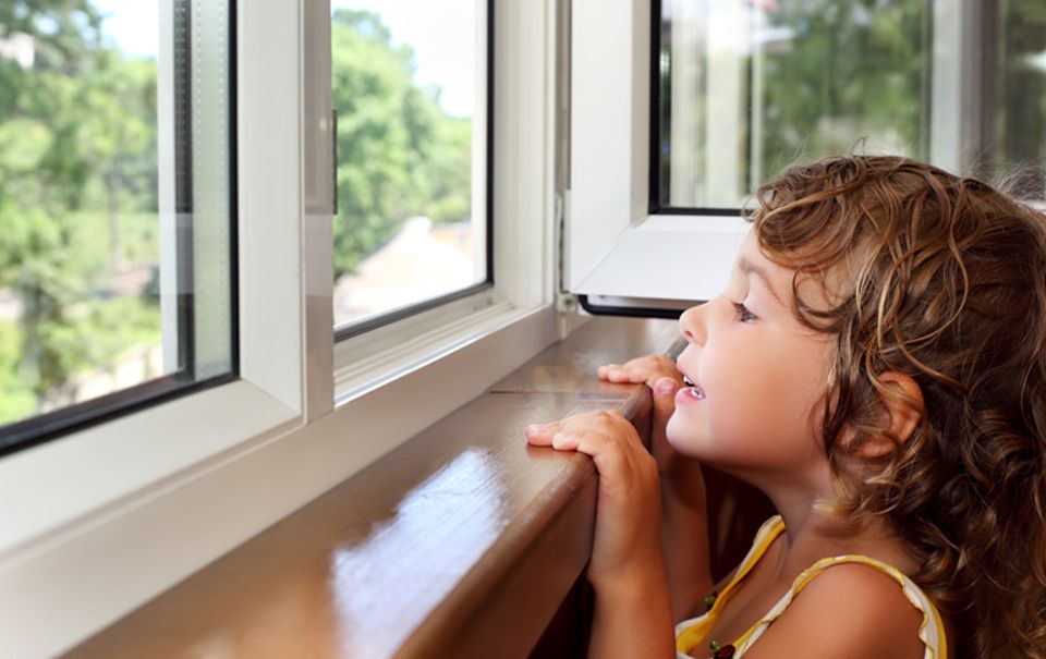 Fenster lassen sich je nach Material mit Acryl, Silikon, Schaumstoffbändern oder neuen Gummidichtungen abdichten.