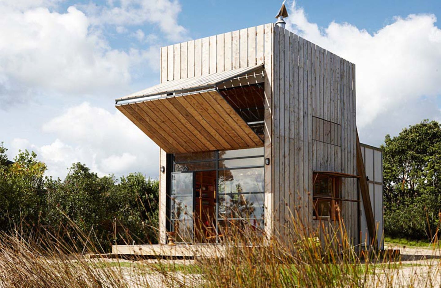 Kleines Haus mit vergrauter Holzfassade - Bild 17