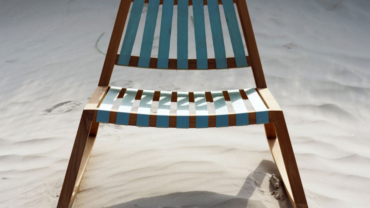 Schaukelstuhl "Sway" aus Teakholz bei Skagerak - [SCHÖNER WOHNEN]