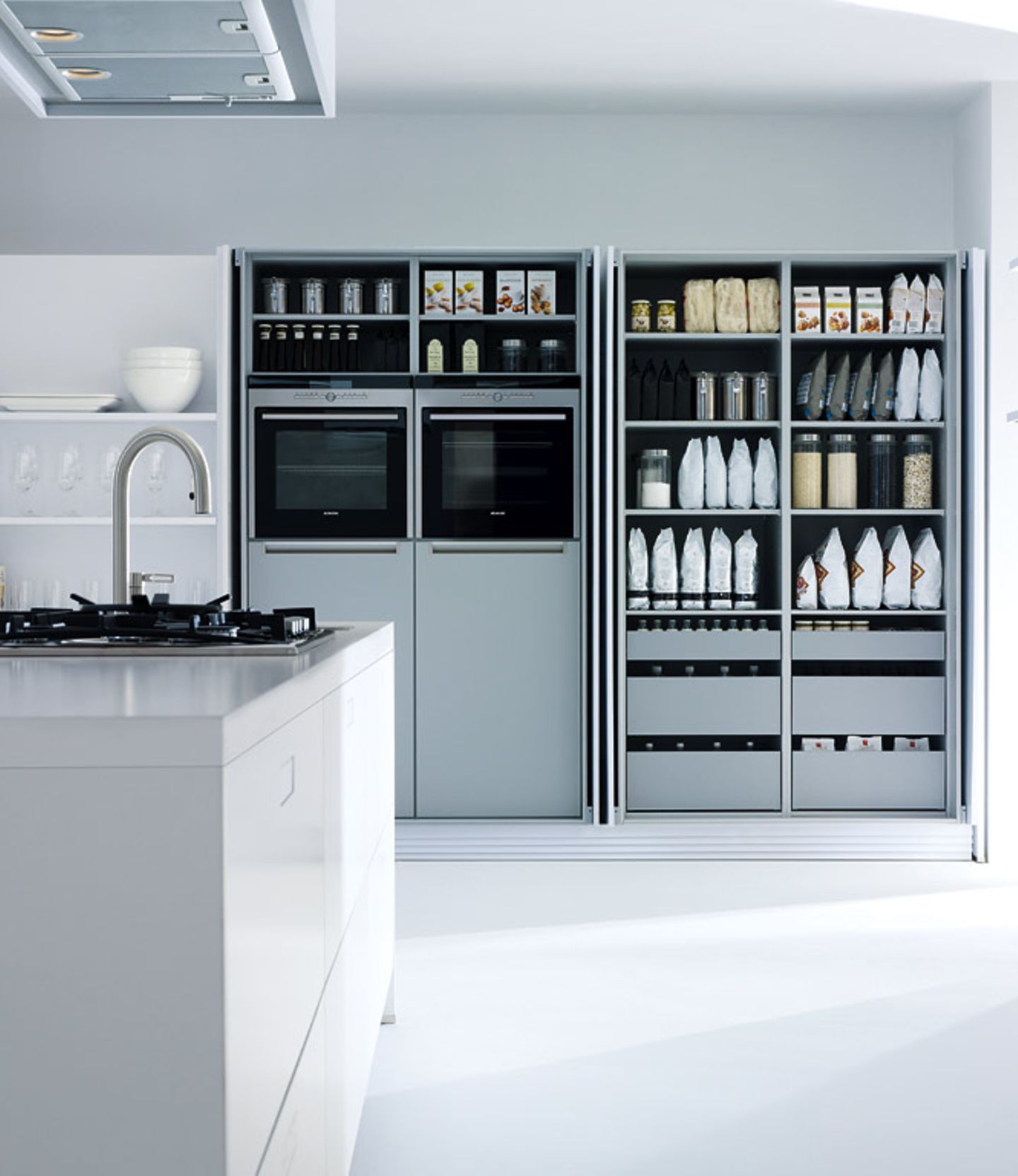 Küchenschrank mit versenkbaren Türen