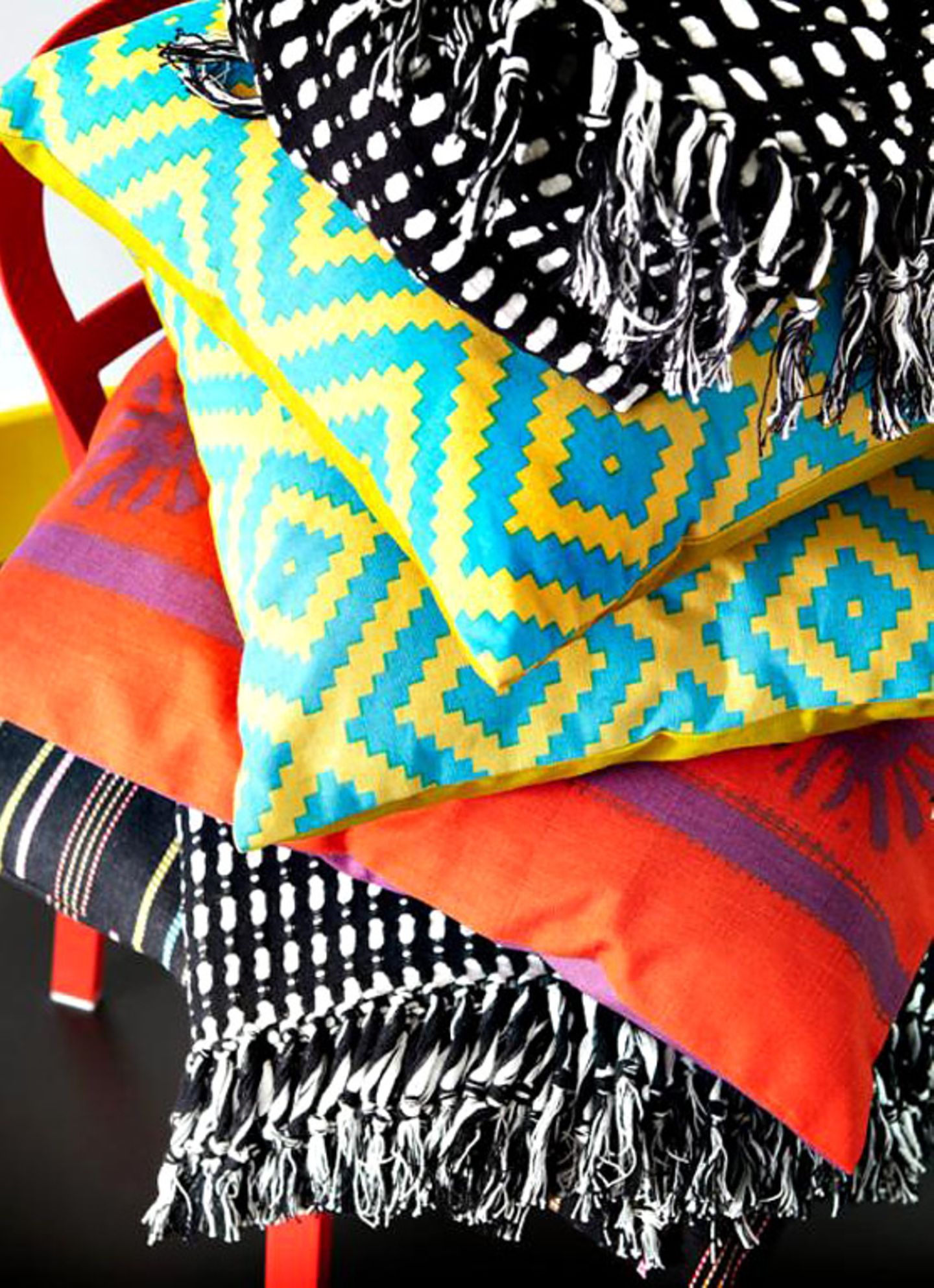 Bunte Kissen statt schwerer Stoffe