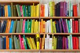 Schafft optische Ruhe: Bücher nach Farben sortieren