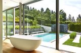 Badezimmer mit Gartenblick