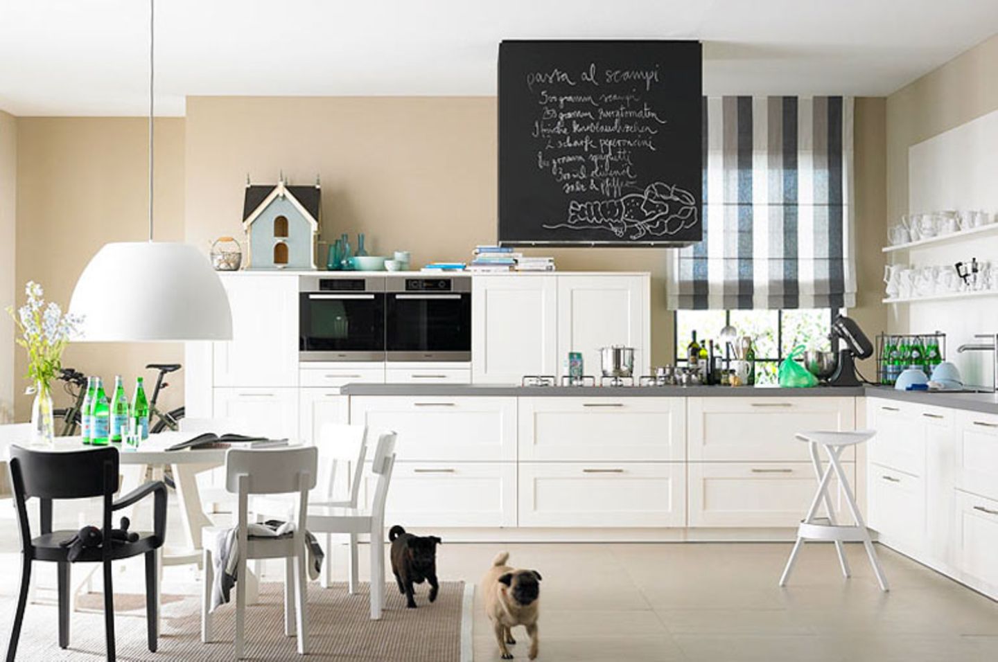 Weiße Küche mit Wand und Boden in Sandfarben - Bild 8