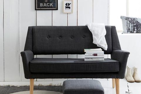 Wohnen mit Kontrasten: Möbel in Schwarz treffen auf weiße Wände