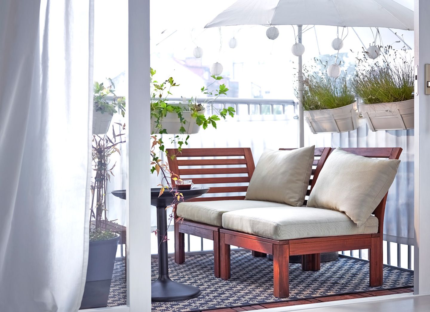 Balkonset aus Akazie für das Sonnenbad auf dem Balkon