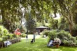 Ein Garten mit Gästehaus