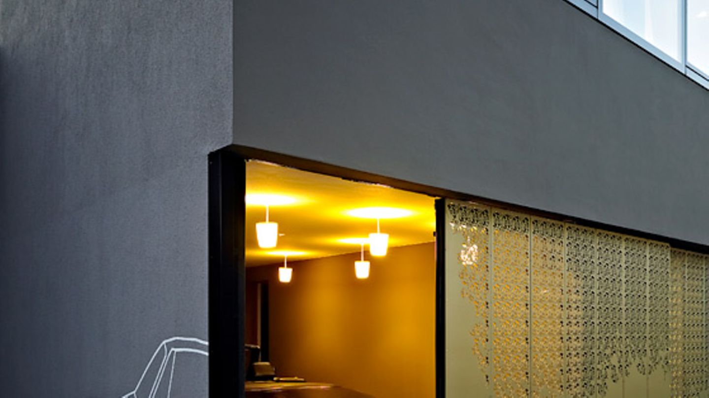 Architektenhäuser: Vergoldetes Gitter vor dem Eingang - Bild 2