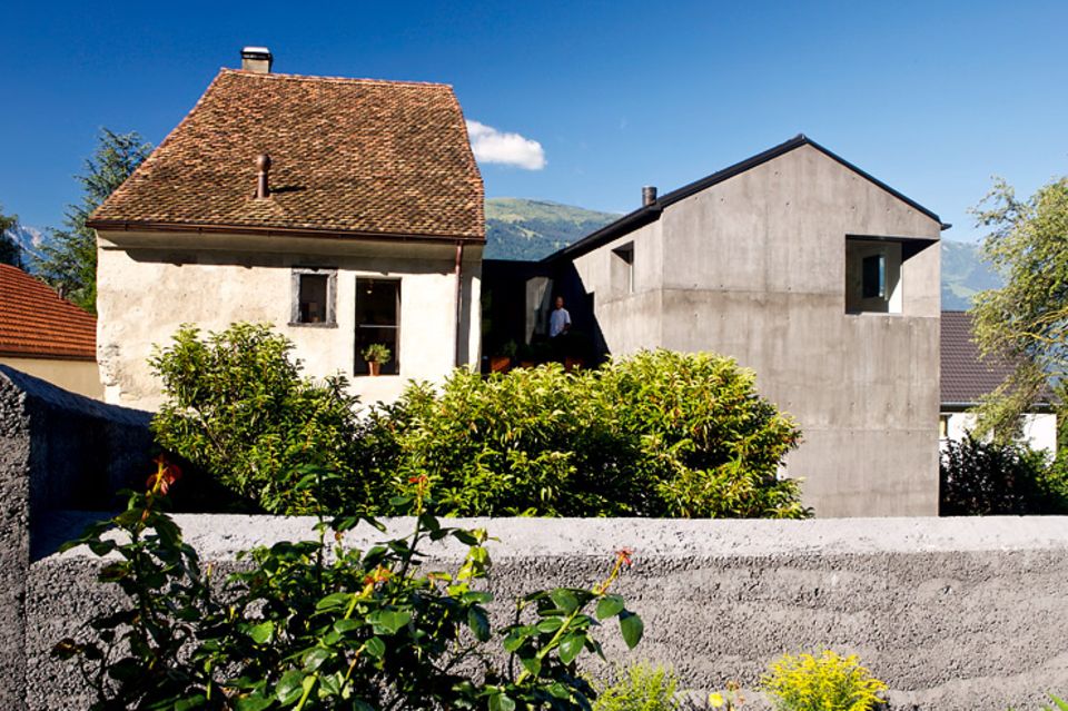 Architektenhäuser: Bauernhaus mit monolithischem Anbau