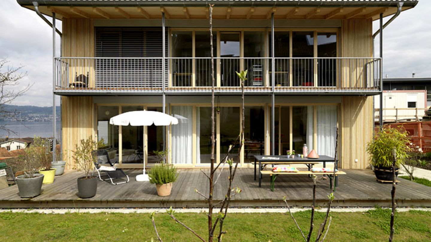 Hersteller: Platz: Rote Tür im Eingangsbereich - Bild 3 - [SCHÖNER WOHNEN]