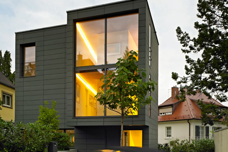 Architektenhäuser: Familienhaus auf kleinem Grund