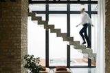 Freihängende Betontreppe