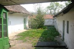 Vorher: Verlassener Hof mit großem Grundstück