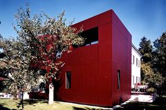 Anbau aus rot eloxierten Aluminiumtafeln