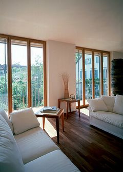 Kirschholzboden im hellen Wohnzimmer - Bild 5 - [SCHÖNER WOHNEN]