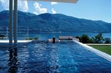 Pool-Blick auf die Schweizer Alpen