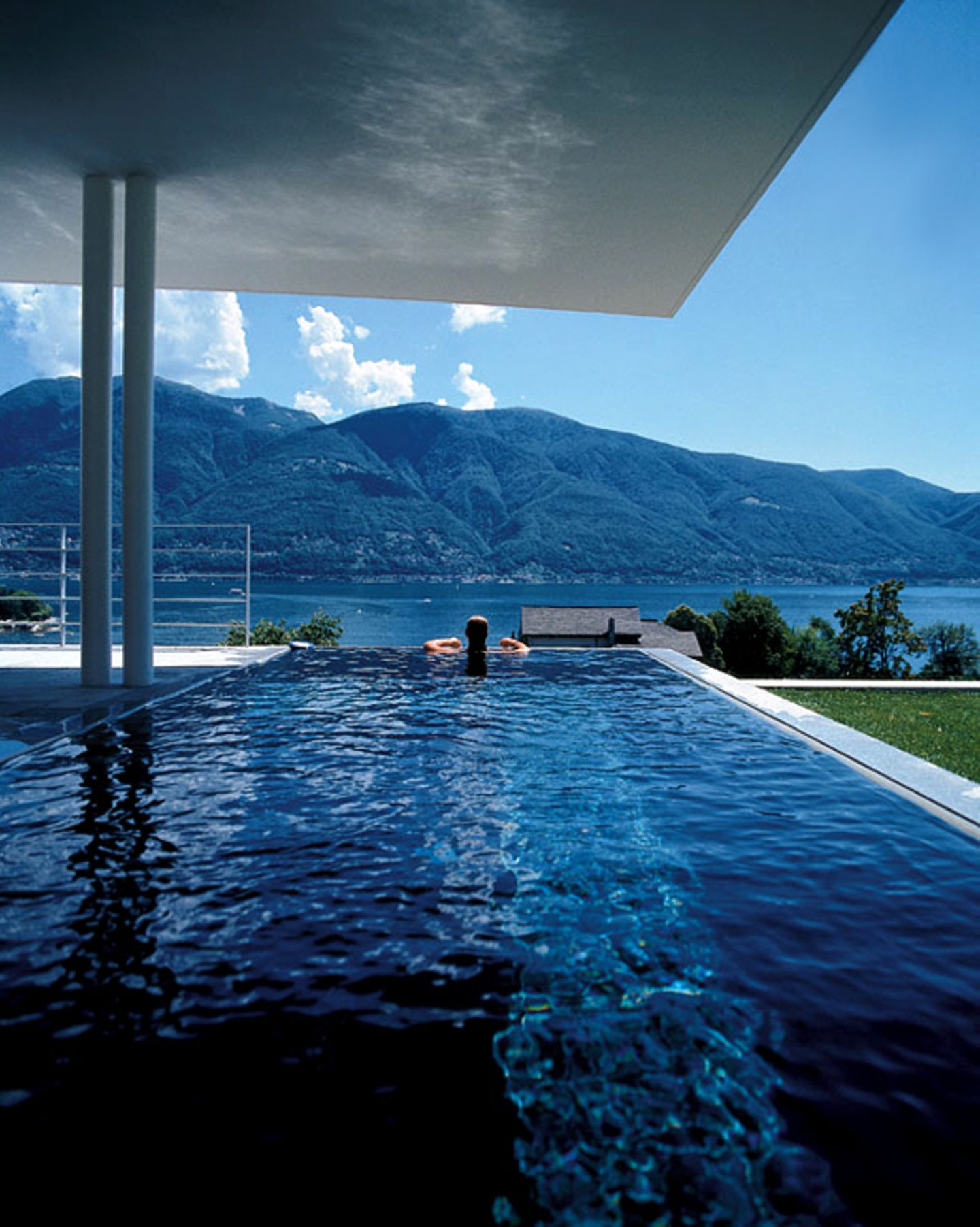 Pool-Blick auf die Schweizer Alpen