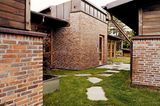 Fassade aus Ziegeln und Espenplatten