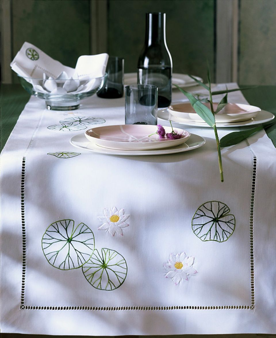 Tischdecke von Eri Textiles mit Seerosen-Motiv