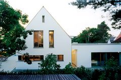 Niedriger Garagentrakt mit Kinderzimmer