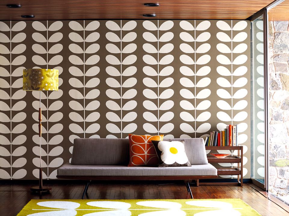 Wohnzimmer von heute mit Mustertapete von gestern (Tapete von Orly Kiely, zu bestellen über www.harlequin.uk.com) Wohnzimmer von heute mit Mustertapete von gestern (Tapete von Orly Kiely, zu bestellen über www.harlequin.uk.com)