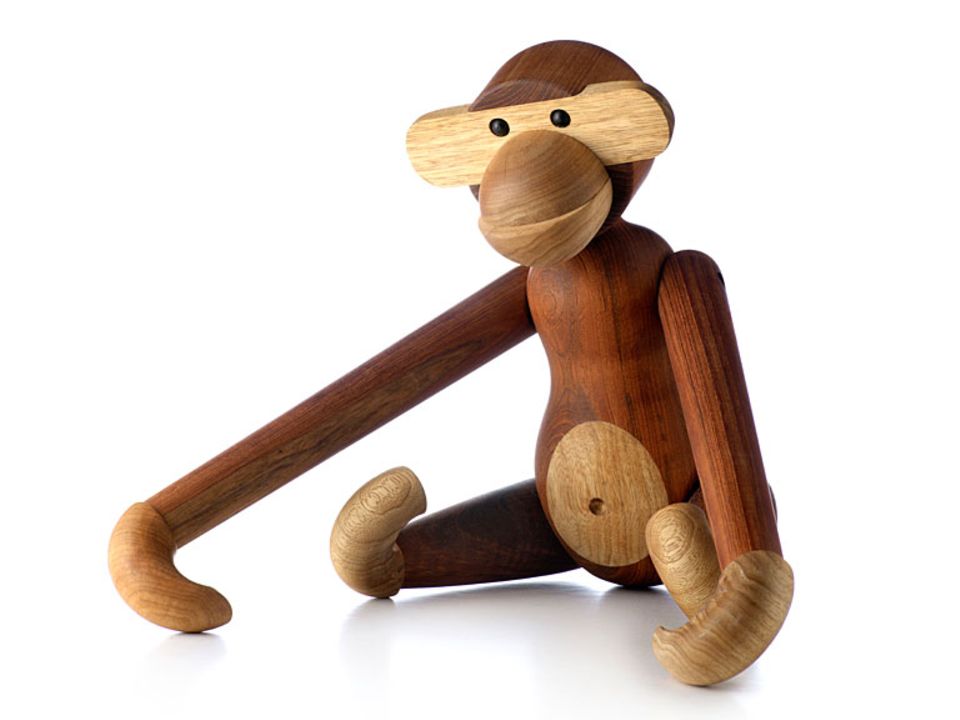 Der Affe aus Limba- und Teakholz von Kay Bojesen ist ein typischer Accessoire-Klassiker aus der Mid-Century-Zeit. Der Affe aus Limba- und Teakholz von Kay Bojesen ist ein typischer Accessoire-Klassiker aus der Mid-Century-Zeit.