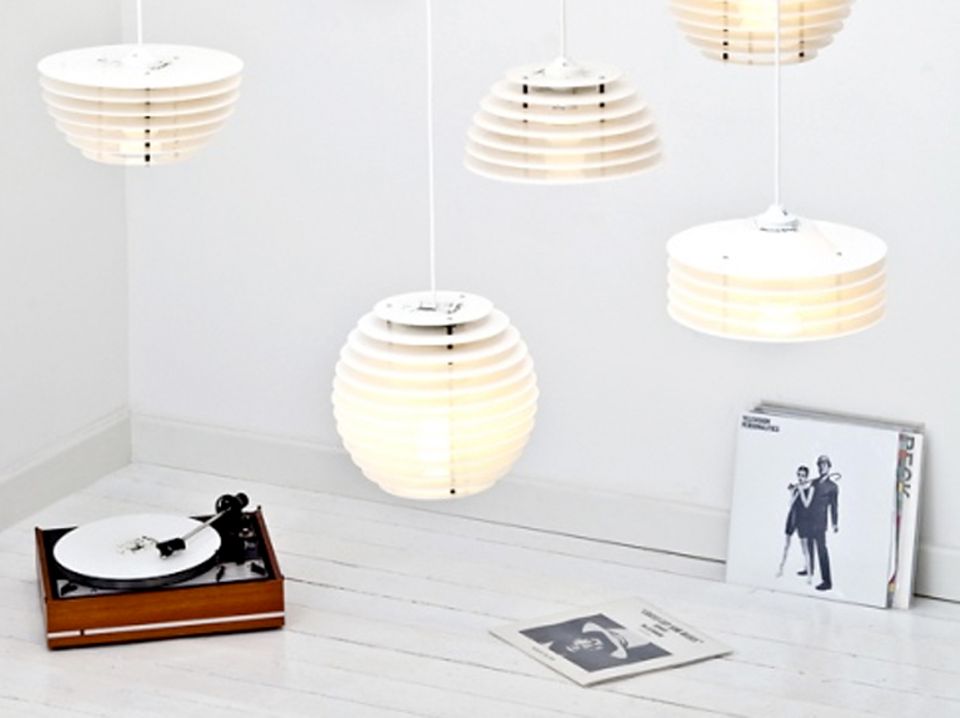 Das Hamburger Label Lockengelöt fertigt aus ehemaligen Schallplatten weiße Leuchten im Stil der 50er und 60er Jahre.