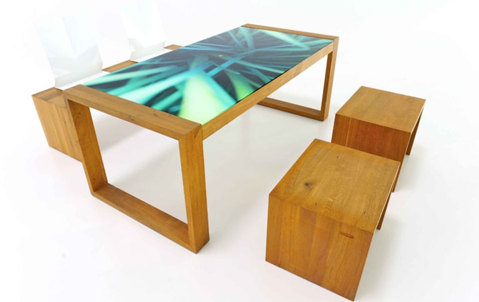 Tisch mit Bild von Raumliebe