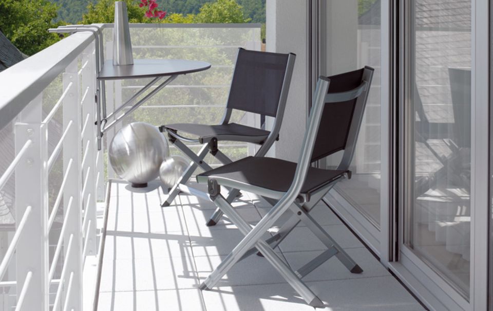 Mit den klappbaren Balkonmöbeln von Kettler ist schnell ein Essplatz eingerichtet.
