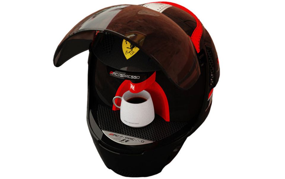 Kaffeemaschine im Ferrari-Helm