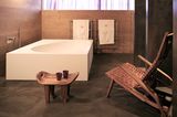 Badezimmer mit rustikaler Verkleidung