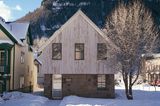 Haus aus Naturstein, Holz und Metall