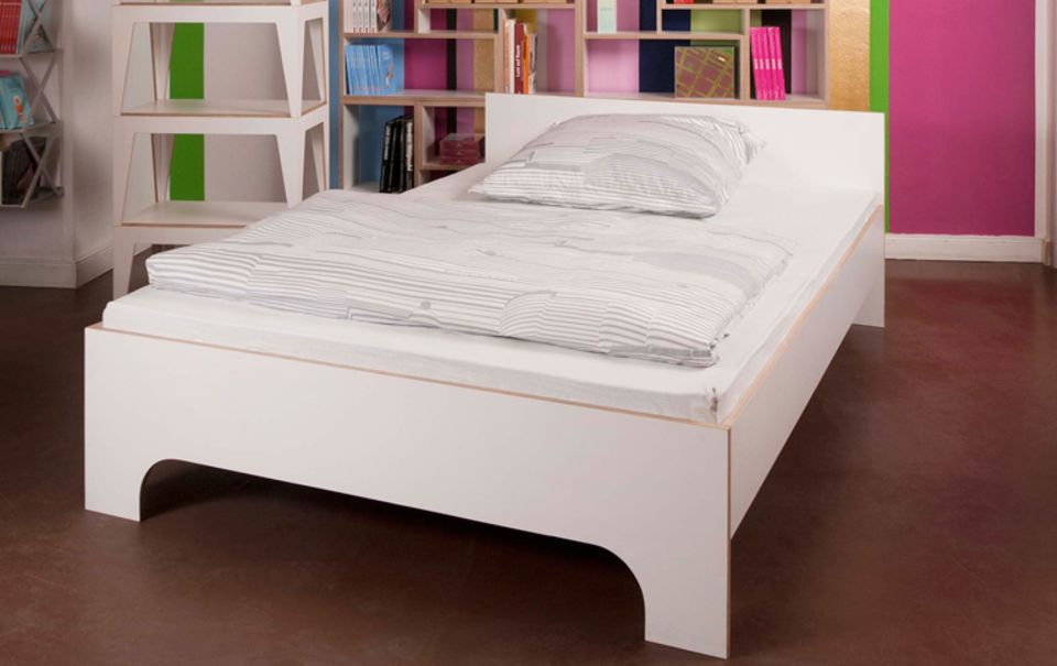 Einfaches Bett aus Multiplex