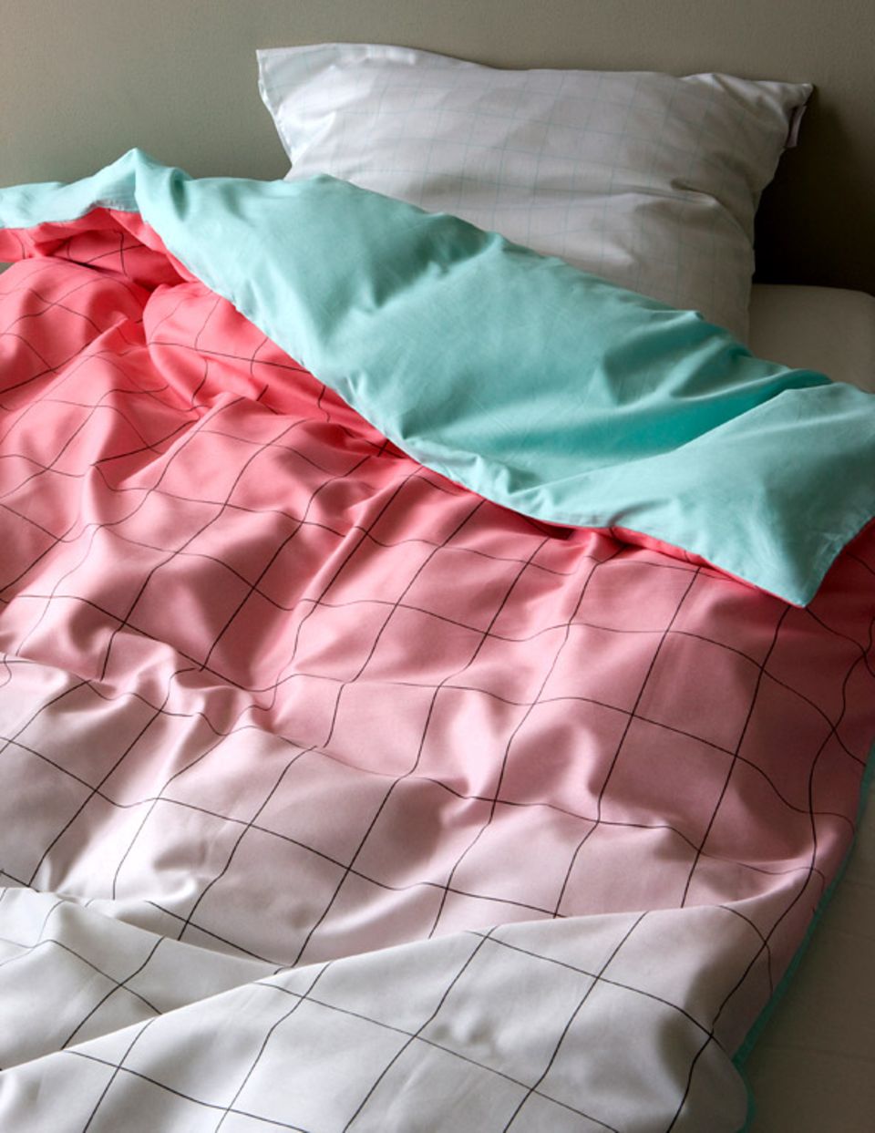 Setzt einen farbigen Akzent: Design-Bettwäsche "Minimal" von Hay, ca. 75 Euro.
