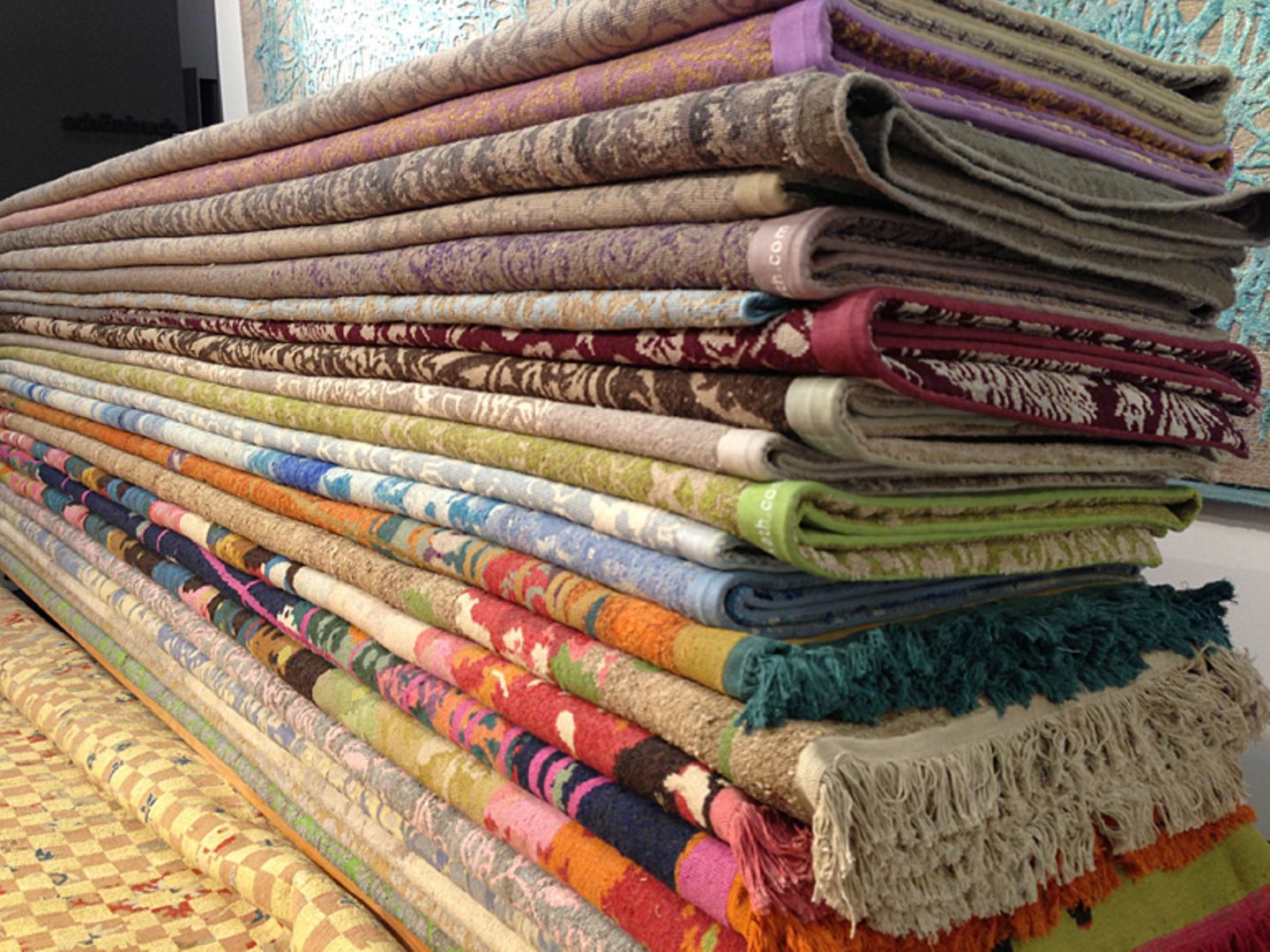 Traditionell geknüpfte Teppiche mit modernem Muster