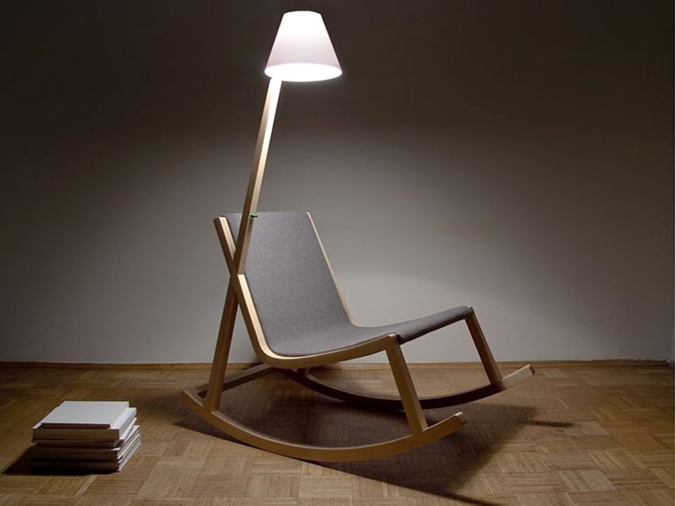 Leider nur ein Konzept: Mit dem Schaukelstuhl des Designers Rochus Jacob lässt sich der Strom für die integrierte Leseleuchte beim Schaukeln erzeugen.