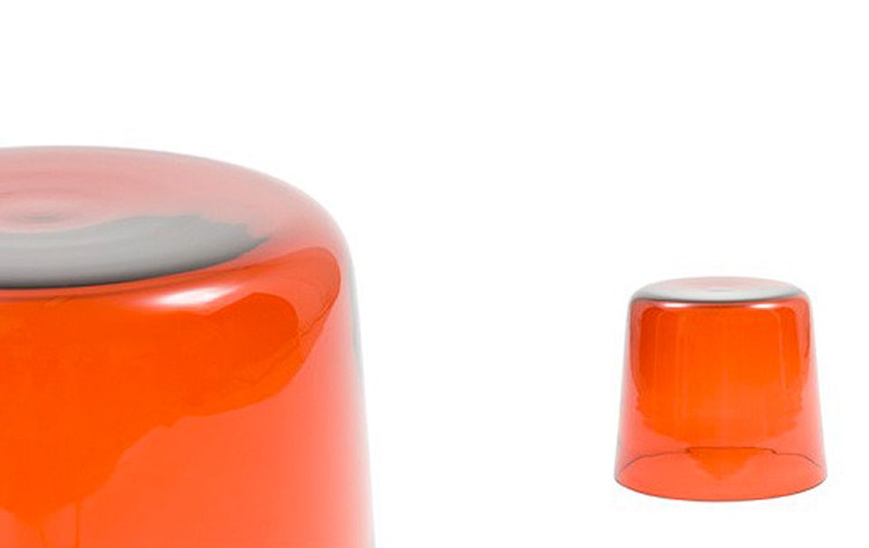 Beistelltisch "Cup Table" aus farbigem Glas Beistelltisch "Cup Table" aus farbigem Glas