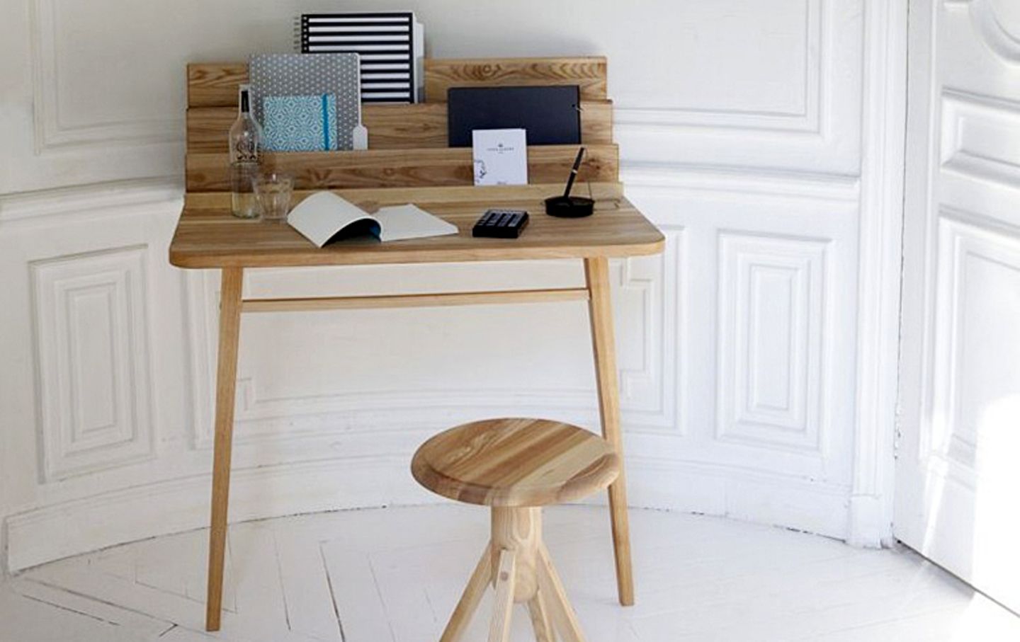 Письменный стол пространство для ног