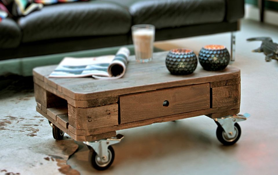 Europalette als rollbarer Couchtisch
