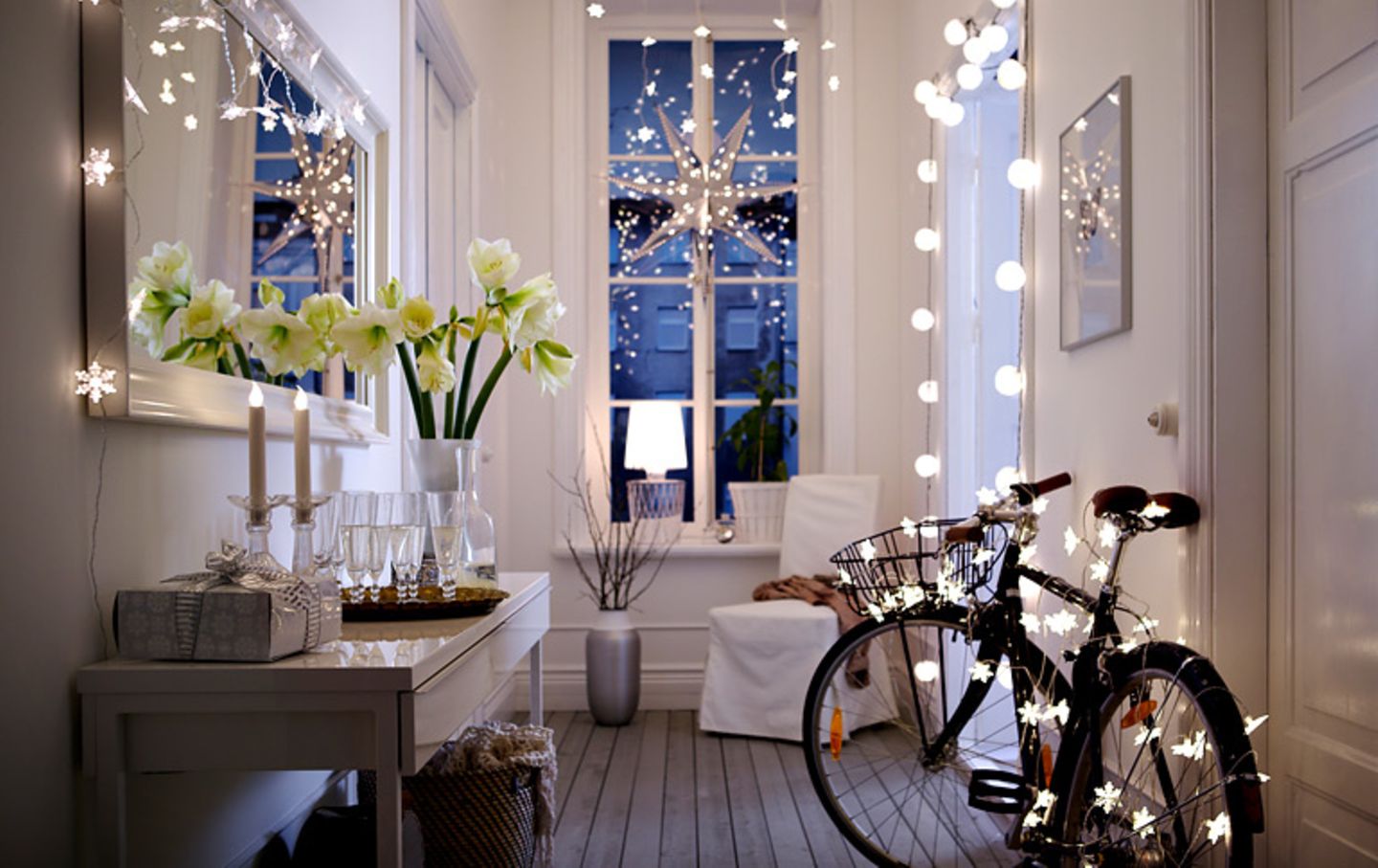 Lichterketten im Fenster aufhängen