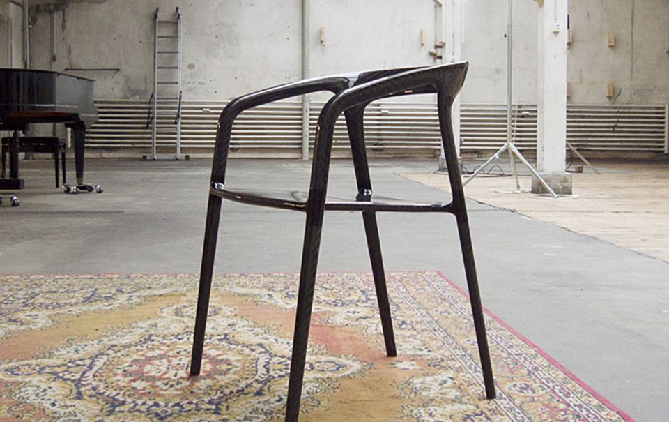 Stapelbarer Stuhl "Arm.Ch.Air" aus Carbonfasern