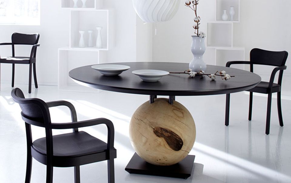 Tisch "Globe" mit Holzkugel als Träger