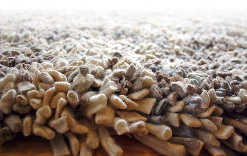 Statt Pullover: Teppiche aus Wollresten