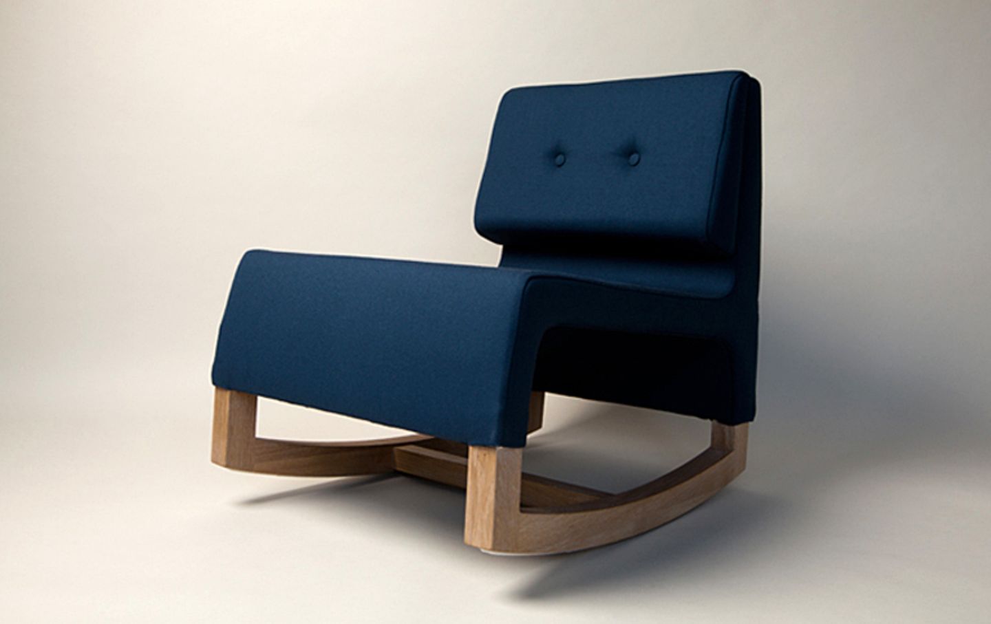 Schaukelstuhl "Yoko" von Studio Ziben