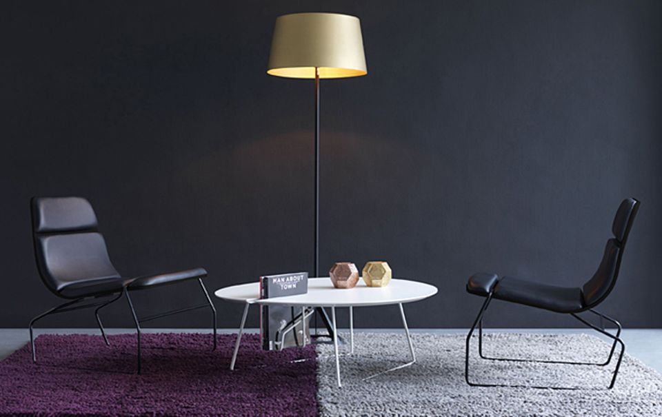 Loungesessel "Stripe" mit eleganter Formholzschale Loungesessel "Stripe" mit eleganter Formholzschale