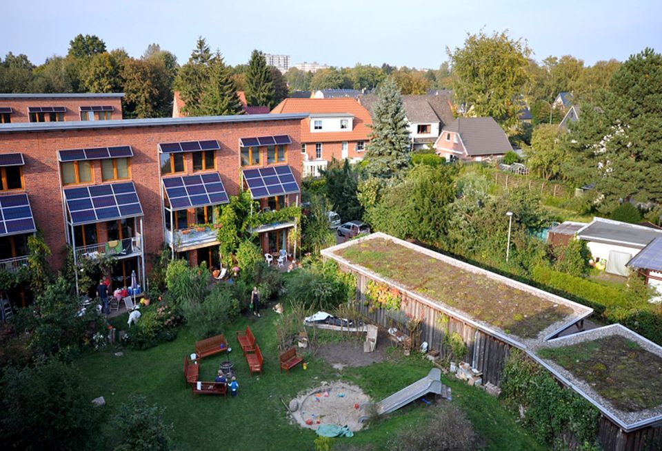 Der Brachvogelweg geht fließend in drei begrünte Innenhöfe über. Der Brachvogelweg geht fließend in drei begrünte Innenhöfe über.