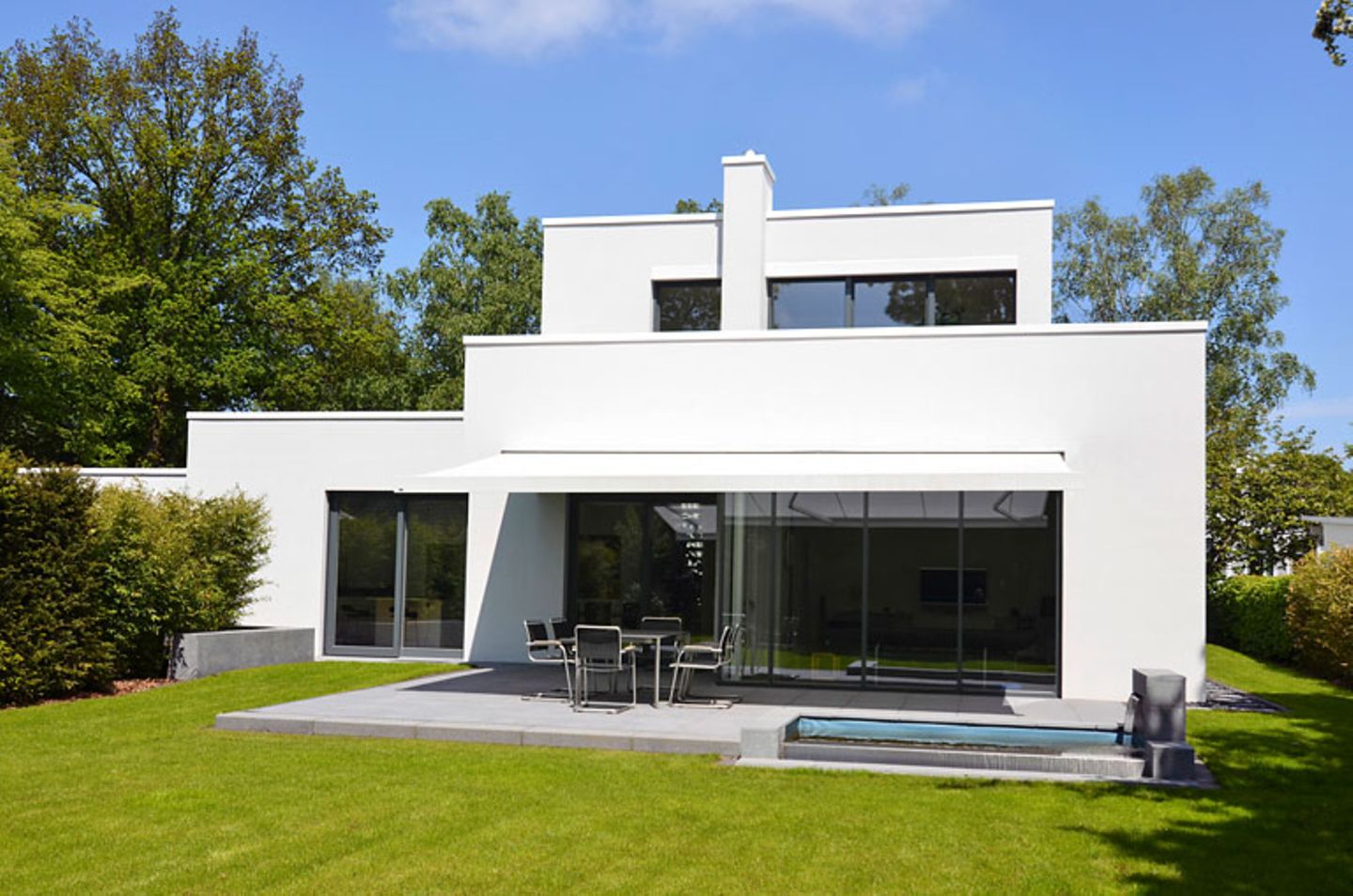 Das moderne Bremer Einfamilienhaus setzt sich aus kunstvoll verschachtelten Quadern zusammen.