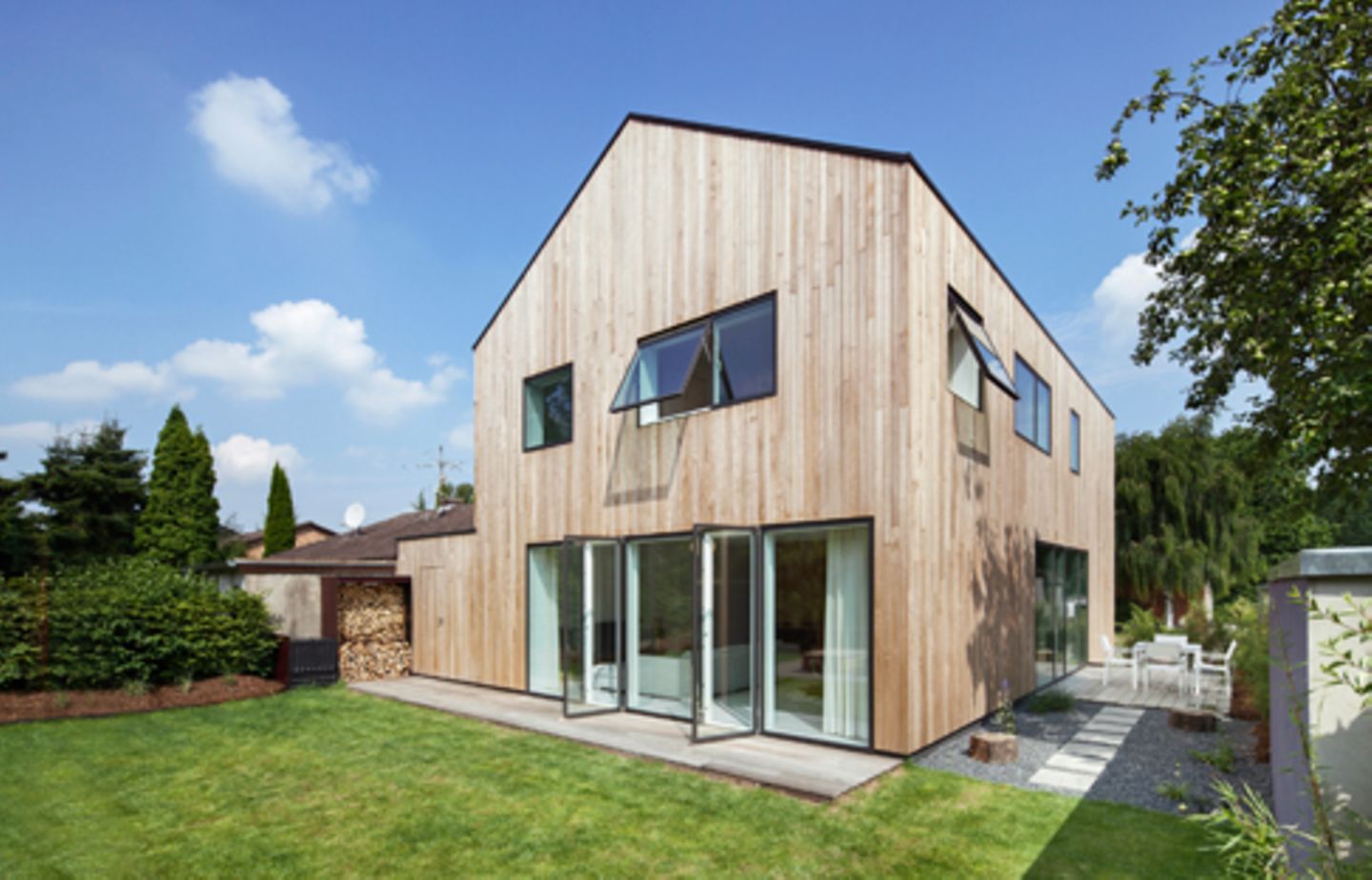 Haus A in Dortmund: Mit reduzierter Formsprache und bündigen Fenstern konzentriert sich der preisgekrönte Holzbau auf das Wesentliche.