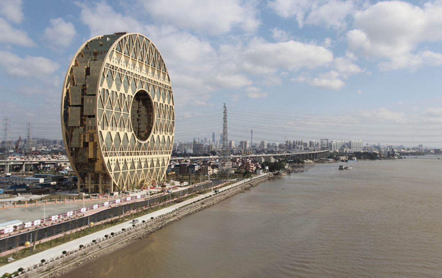 Riesen-Donut: Altchinesische Jadescheiben standen Pate für das neue Bürogebäude in der chinesischen Millionenstadt Guangzhou.