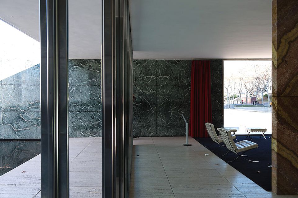 Der Wechsel aus Transparenz und Massivität werden sich durch Mies van der Rohes Lebenswerk ziehen. Hier am Beispiel des Barcelona Pavillons.